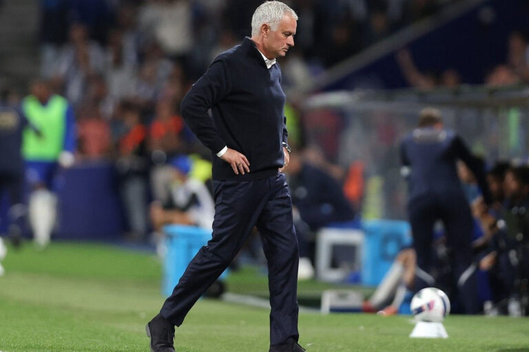 Μουρίνιο κατά πάντων: “Κυνήγησε” διαιτητή, τα έβαλε και με τους παίκτες του – “Σεβασμό στην Μπενφίκα απ’ όλους”