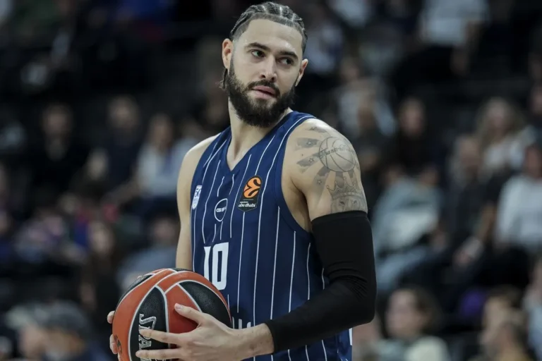 Εφές – Μπάγερν 74-72: Ο Κορντινιέ έπαιξε και για τον Λάρκιν, ο Ντίνγουιντι έχασε σουτ για τη νίκη