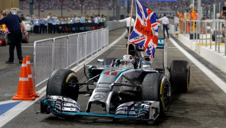 Σαν Σήμερα: Ο Χάμιλτον κέρδισε τον πρώτο του τίτλο με τη Mercedes