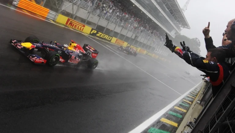 Σαν Σήμερα: Το οριστικό «αντίο» του Σουμάχερ στην F1 και η ανατροπή του Φέτελ