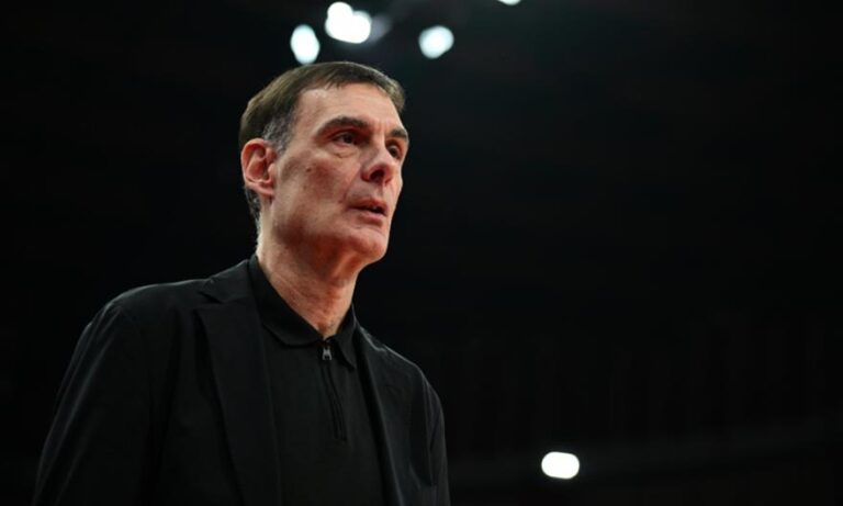 Ολυμπιακός: Αποθεώθηκε ο Μπαρτζώκας από τον κόσμο στην είσοδό του στην αρένα του ΣΕΦ