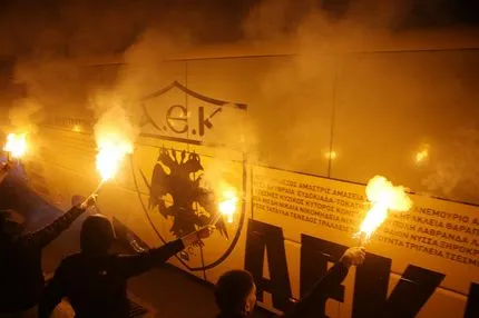 ΑΕΚ: Οι φίλαθλοι της Ένωσης υποδέχθηκαν την αποστολή της ομάδας με πυρσούς