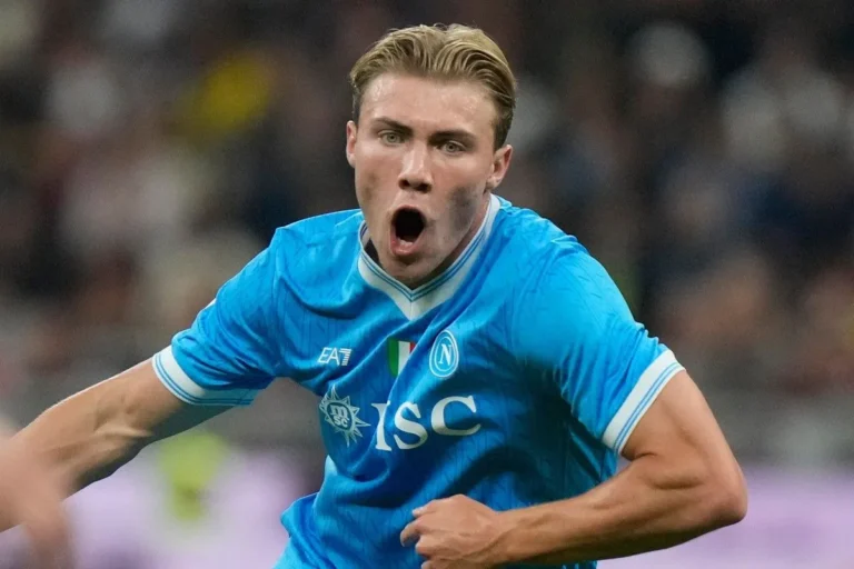 Νάπολι – Γιουβέντους 2-1: Πήρε το ντέρμπι των δύο διαφορετικών κόσμων με ντοπιέτα του Χόιλουντ και ανέκτησε την κορυφή