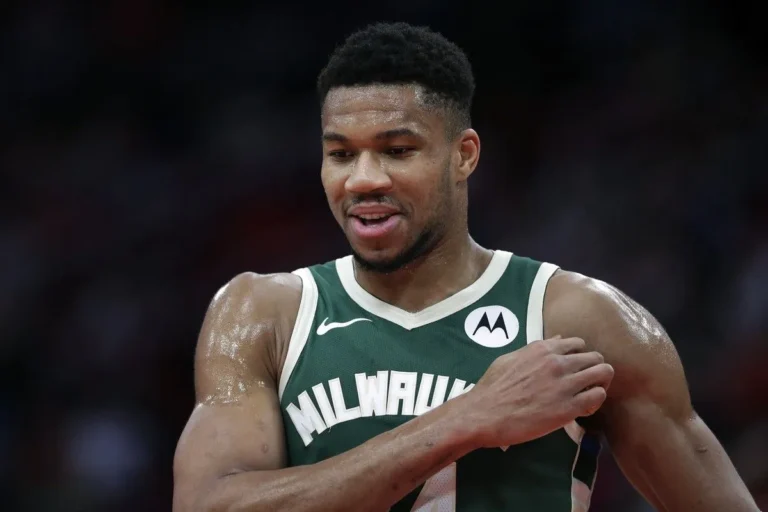 Χόρνετς – Μπακς 113-123: Αντετοκούνμπο και Μιλγουόκι έκαναν τη δουλειά και στη Σάρλοτ