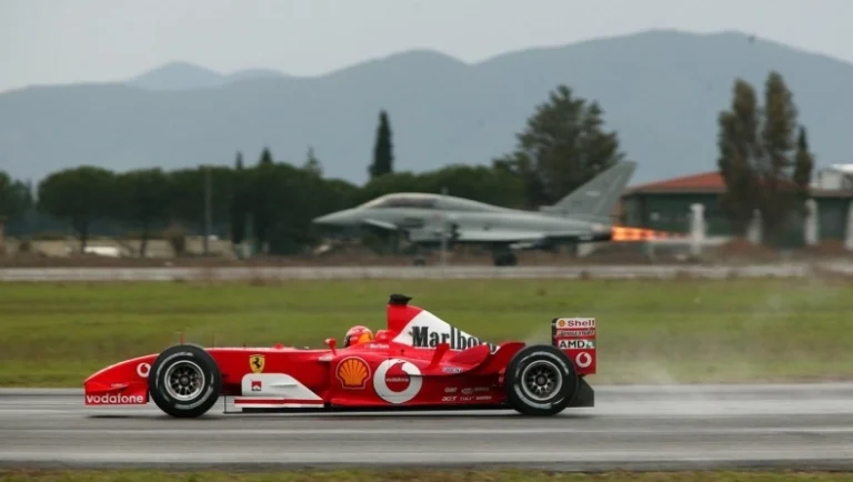 Σαν Σήμερα: Ο Σουμάχερ έκανε κόντρα με μαχητικό αεροσκάφος