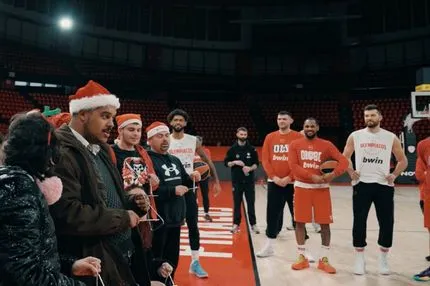 Ολυμπιακός: Tα πιο ξεχωριστά κάλαντα ακούστηκαν στο ΣΕΦ