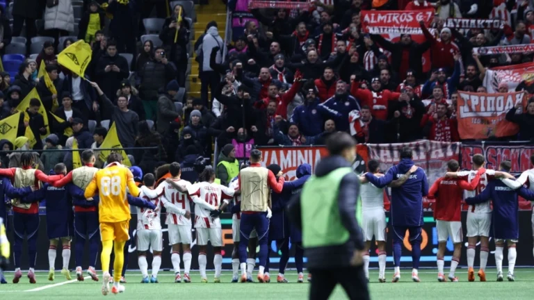 Καϊράτ – Ολυμπιακός: Οι πανηγυρισμοί των Πειραιωτών με τον κόσμο τους