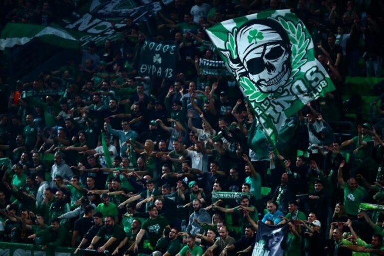 Παναθηναϊκός AKTOR: Oι φίλοι των πρασίνων γιόρτασαν με τους παίκτες και φώναξαν σύνθημα για κατάκτηση της EuroLeague