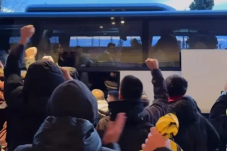 ΑΕΚ: Οπαδοί βρέθηκαν στο ξενοδοχείο και “ντόπαραν” τον Νίκολιτς και τους παίκτες στην αναχώρηση για το Βικελίδης