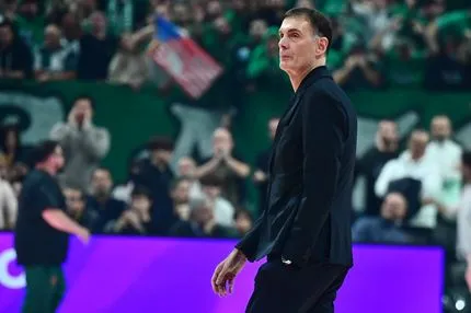 Παναθηναϊκός AKTOR – Ολυμπιακός: Η είσοδος του Γιώργου Μπαρτζώκα υπό έντονες αποδοκιμασίες και το “λοκάρισμα” σε φίλο των πρασίνων που τον χειροκροτούσε ειρωνικά