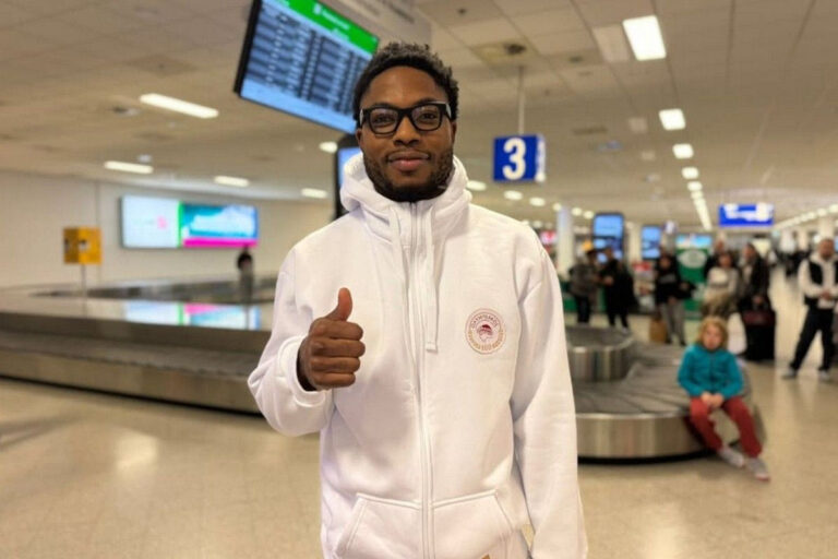 Ολυμπιακός: Με το επετειακό φούτερ των 100 χρόνων η πρώτη φωτογραφία του Ταϊρίκ Τζόουνς