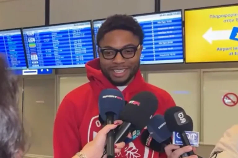 Ολυμπιακός: Στιγμές από την άφιξη του Τζόουνς στην Αθήνα