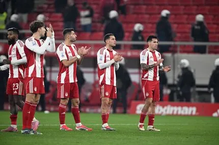 Ολυμπιακός – ΠΑΟΚ: Στήριξη και τραγούδι από τους οργανωμένους στην ομάδα του Ολυμπιακού