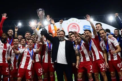 Ολυμπιακός: Η αποθέωση του κόσμου του, ο γύρος του θριάμβου και το πάρτι στα αποδυτήρια για την κατάκτηση του Betsson Super Cup