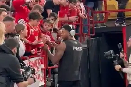 EuroLeague: Ο Ταϊρίκ Τζόουνς έδωσε αυτόγραφα στους μικρούς οπαδούς του Ολυμπιακού