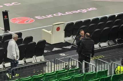 Παναθηναϊκός – Ολυμπιακός: Τοποθετήθηκε στο Telekom Center Athens η θέση του Δημήτρη Γιαννακόπουλου