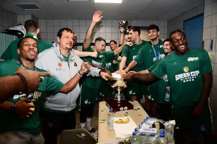 Ολυμπιακός – Παναθηναϊκός AKTOR: Οι πανηγυρικές φωτογραφίες από τα αποδυτήρια μετά την κατάκτηση του τροπαίου