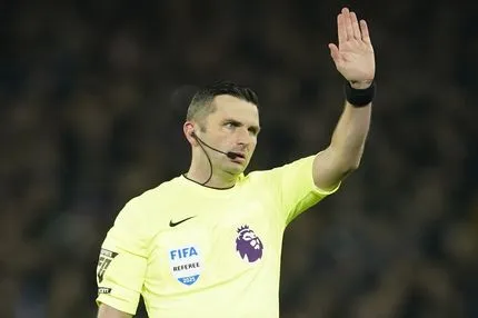 Λεβερκούζεν – Ολυμπιακός: Ο Άγγλος elite διαιτητής Μάικλ Όλιβερ σφυρίζει στη ρεβάνς των playoffs του Champions League