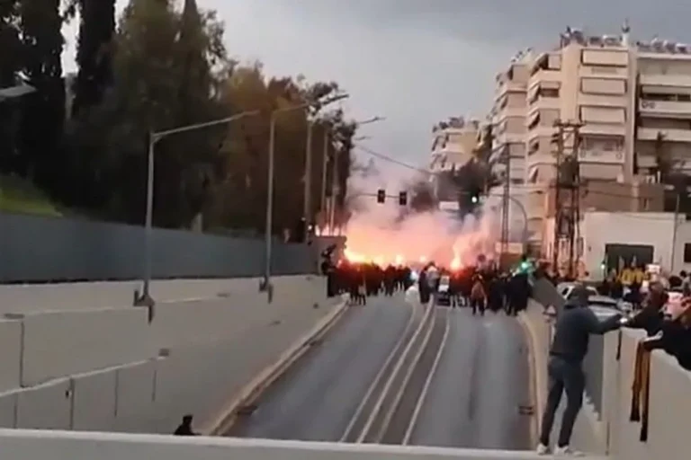 ΑΕΚ – Λεβαδειακός: Η άφιξη του πούλμαν της Ένωσης – Με καπνογόνα την υποδέχτηκαν οι οπαδοί που έχουν μαζευτεί έξω από την Allwyn Arena