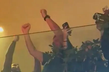 Παναθηναϊκός AKTOR: Ο Αταμάν βγήκε στο μπαλκόνι και πανηγύρισε με γροθιές το Κύπελλο Ελλάδας