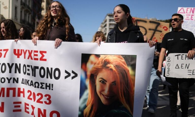 Τέμπη: Εγραψαν ξανά τα ονόματα των 57 θυμάτων στο Σύνταγμα