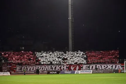 Λεβαδειακός – Ολυμπιακός: Οι φίλοι των ερυθρόλευκων ετοίμασαν κορεό στη Βοιωτία