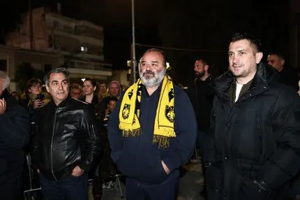 AEK – Λεβαδειακός: Στην πλατεία του αετού ο Ηλιόπουλος, αποθεώθηκε από τον κόσμο