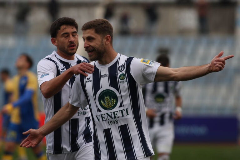 Super League 2: Την Κυριακή το Νίκη Βόλου – Ηρακλής – Αναλυτικά το πρόγραμμα της 2ης αγωνιστικής των playoffs και playouts