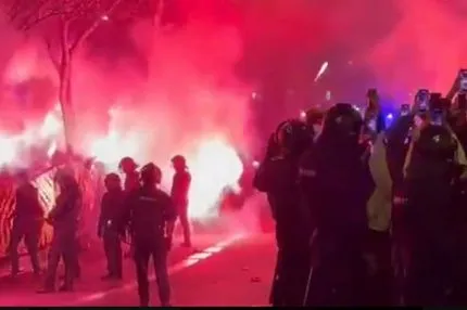Μπαρτσελόνα – Ατλέτικο: Επεισοδιακή η άφιξη των ροχιμπλάνκος στο “Καμπ Νόου”, αντικείμενο έσπασε παράθυρο του πούλμαν