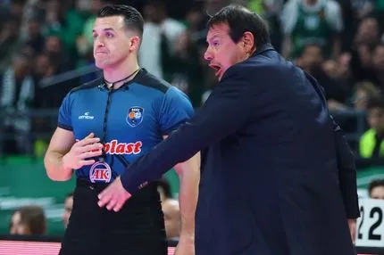 Παναθηναϊκός AKTOR – Ολυμπιακός: Ο Αταμάν μπήκε στον αγωνιστικό χώρο για να διαμαρτυρηθεί και δέχθηκε τεχνική ποινή