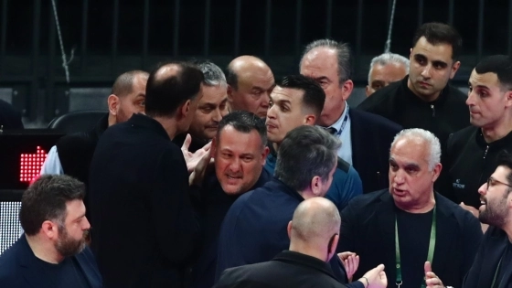 Ολυμπιακός: «Άνθρωπος που συνοδεύει τους διαιτητές είπε στον Μπαρτζώκα «Φύγε από εδώ ρε μ@@@κα»