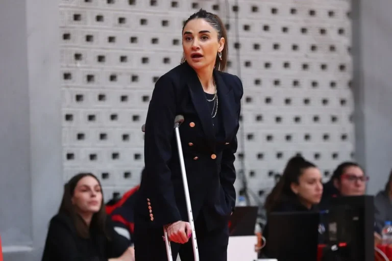 Ολυμπιακός – Παναθηναϊκός: Η Ερντέμ δέχθηκε τεχνική ποινή επειδή διαμαρτυρήθηκε πετώντας την πατερίτσα στο παρκέ