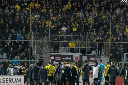 Βόλος – ΑΕΚ: Χειροκρότημα και “Να’ τοι οι πρωταθλητές” από τον κόσμο μετά την ισοπαλία