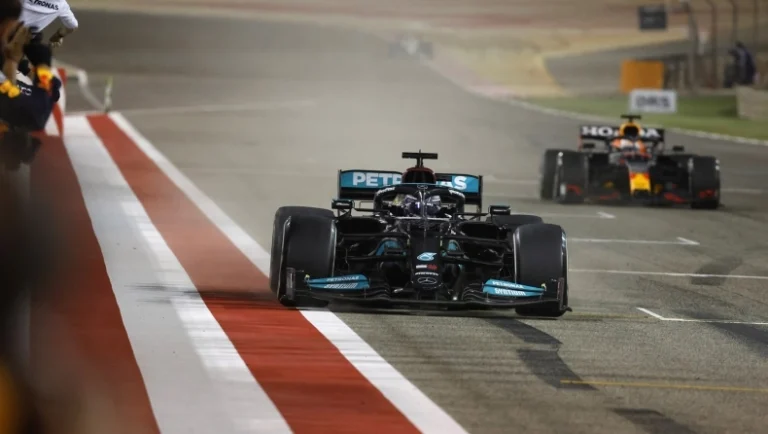 Σαν Σήμερα: H συγκλονιστική μάχη Χάμιλτον-Φερστάπεν στο Μπαχρέιν