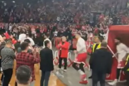 Ολυμπιακός – Παναθηναϊκός AKTOR: Η είσοδος των ερυθρολεύκων στο παρκέ του ΣΕΦ