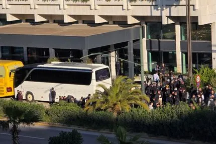 Ολυμπιακός – ΑΕΚ: Οπαδοί της Ένωσης στο ξενοδοχείο που είναι η αποστολή