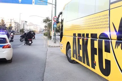 Ολυμπιακός – ΑΕΚ: Οι οπαδοί της Ένωσης συνόδευσαν την αποστολή της ομάδας μέχρι το Φάληρο