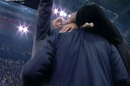 ΑΕΚ – Μπανταλόνα: Ο Μάκης Αγγελόπουλος πνίγηκε στις αγκαλιές μετά τη σπουδαία πρόκριση της Ένωσης