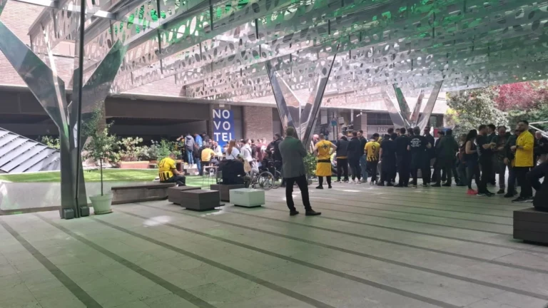 Ράγιο – ΑΕΚ: Ουρές στο ξενοδοχείο από τους οπαδούς της Ένωσης για τα εισιτήρια