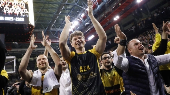 ΑΕΚ – Μπανταλόνα 87-84: Το… πάρτι του κόσμου με τους παίκτες