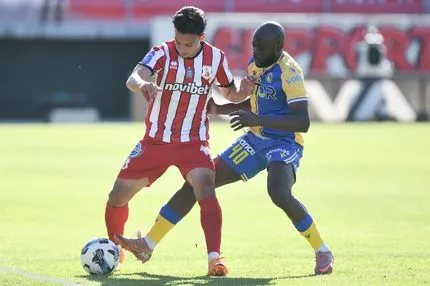 Πανσερραϊκός – Αστέρας AKTOR 0-0: Λευκή ισοπαλία που δεν βόλεψε Σερραίους και Αρκάδες, στη μάχη της παραμονής