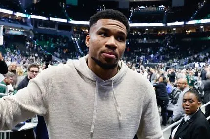 Αντετοκούνμπο: “Για να υπογράψεις συμβόλαιο, πρέπει κάποιος να στο προσφέρει”