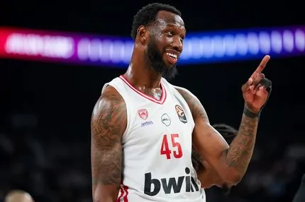 Βιλερμπάν – Ολυμπιακός: Ο σταθερός Βεζένκοβ, ο δημιουργός Φουρνιέ και ο καθοριστικος Χολ