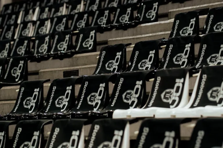 ΠΑΟΚ: Το Παλατάκι γέμισε σημαίες για τα 100 χρόνια των ασπρόμαυρων ενόψει του ματς με τον Άρη Betsson