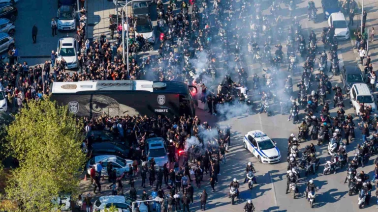ΠΑΟΚ: Χιλιάδες οπαδοί συνόδευσαν την αποστολή στην Τούμπα