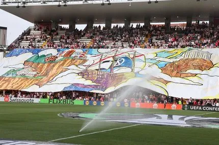 Ράγιο Βαγιεκάνο – ΑΕΚ: Το γιγαντοπανό των γηπεδούχων με πειρατικό και τον Παρθενώνα