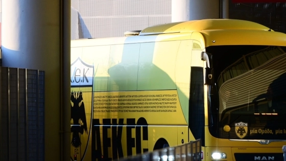 Ολυμπιακός – ΑΕΚ: Με μηχανοκίνητη πορεία οι οπαδοί της Ένωσης συνόδευσαν το πούλμαν στην αναχώρηση για Φάληρο