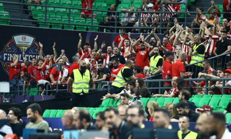 Ολυμπιακός-Ρεάλ: Από νωρίς φίλοι των Πειραιωτών στο Telekom Center – Όμορφη ατμόσφαιρα με συνθήματα εντός και εκτός γηπέδου