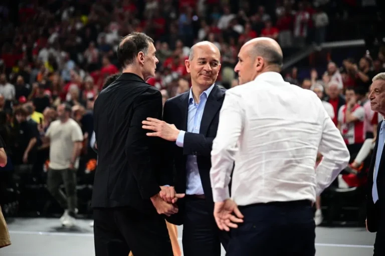 Ολυμπιακός: Τα συγχαρητήρια των Αγγελόπουλων στον Μπαρτζώκα και η υψωμένη γροθιά του Έλληνα προπονητή στους οπαδούς