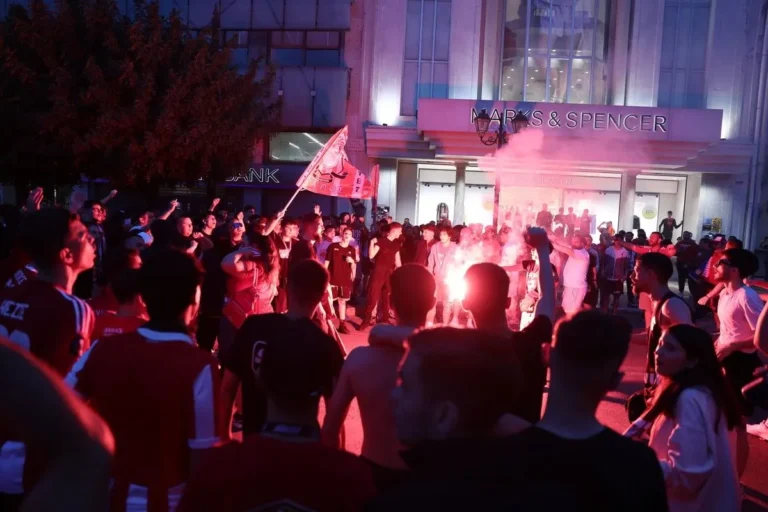 Ολυμπιακός: Οι ξέφρενοι πανηγυρισμοί των οπαδών του στον Πειραιά